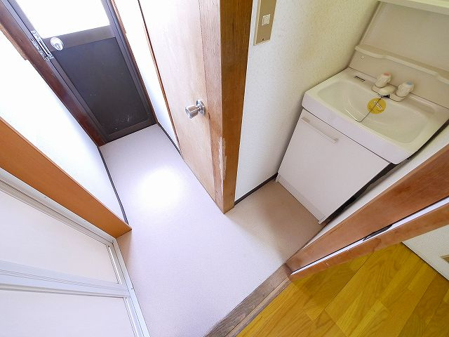 三条三和ハイツの洗面所|明るい洗面所です
