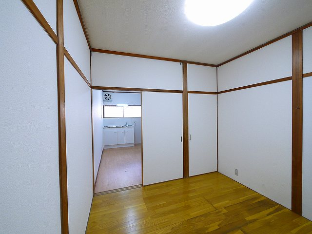 三条三和ハイツの洋室|落ち着いた色調の洋室です