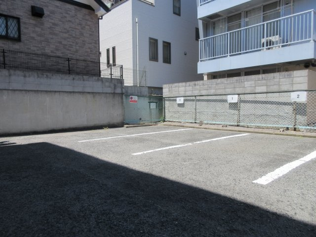 第1イワサキビルの駐車場