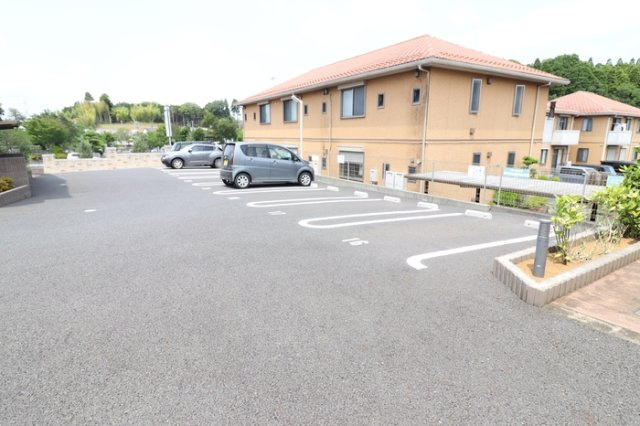 サニーフォレストＢの駐車場