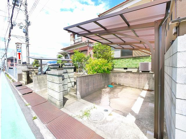 助川貸家の駐車場