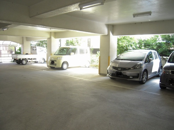 ヴィーブル新在家の駐車場