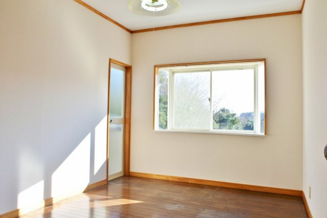 永田貸家の洋室|2階洋室、出窓付です♪