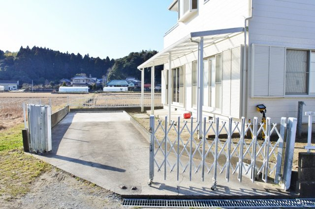 永田貸家の駐車場|普通乗用車2台駐車可能です♪