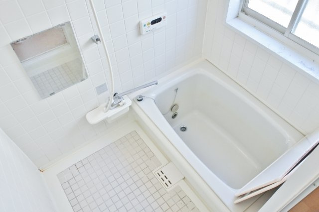 永田貸家の浴室|窓付きですので換気もできますね♪