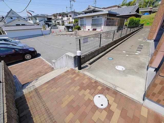 リバティヒルズ朝霧のエントランス|毎日通るエントランスはこのようになっています