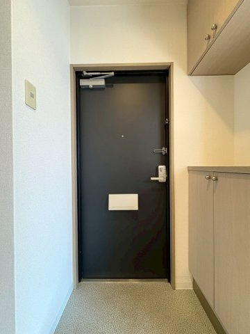 メゾン・ド・ファミール岡村の玄関