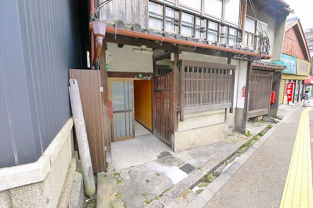 百済貸家（北方町）のその他共用部分|シンプルで使いやすい玄関です