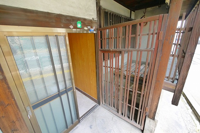 百済貸家（北方町）のエントランス|きれいな玄関です