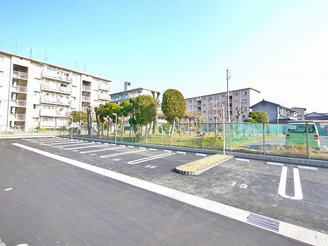 フローラル　メゾンの駐車場|カースペースがあります