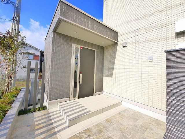 フローラル　メゾンのエントランス|オートロック付きでセキュリティー面も安心。