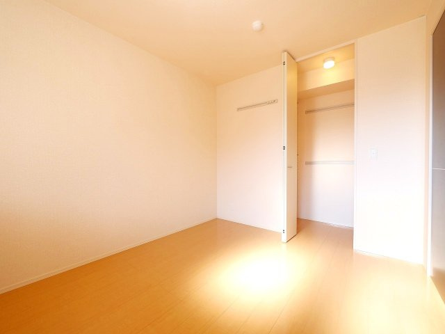 フローラル　メゾンの寝室|落ち着いた色調の洋室です