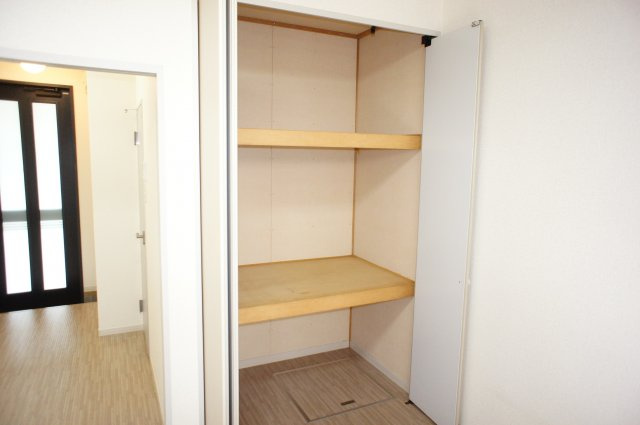 【収納】 | ゆかりハイツB棟 | クローゼットより容量の大きい押入タイプ収納です。