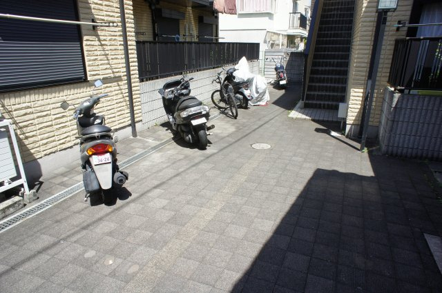 【その他共用部分】 | ゆかりハイツB棟 | ゆったりバイク置き場があります。
