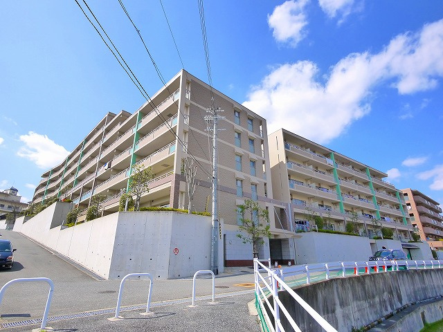 ジースイーツ生駒の外観