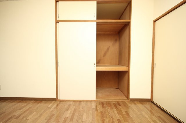万寿シティＡの収納|洋室2収納