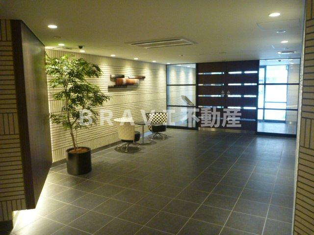 パークアクシス心斎橋　BRAVI不動産のエントランス|【パークアクシス心斎橋】ゆとりのあるエントランスです