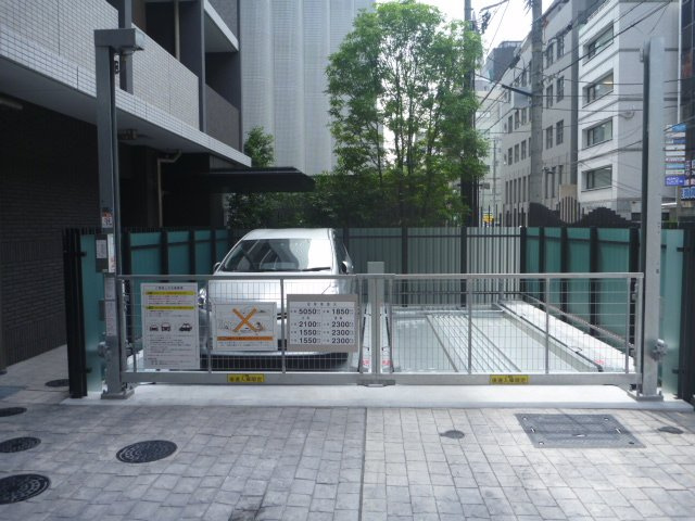 パークアクシス心斎橋　BRAVI不動産の駐車場