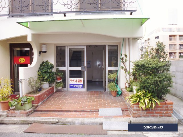 孫助ビルのエントランス