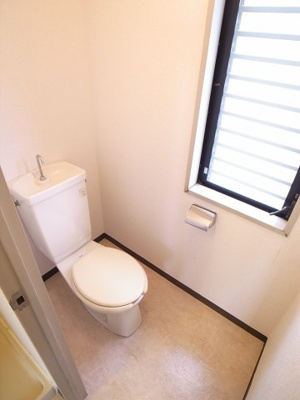 【トイレ】 | 道場北マンション | トイレの窓は、欲しいのになかなか無いのが現状。道場北マンションはあります。