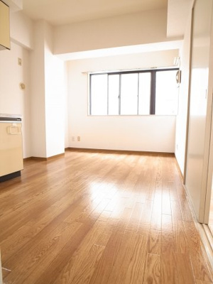 【居間・リビング】 | 道場北マンション | 窓の多いお部屋は気持ちイイですよね♪