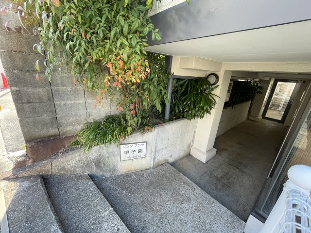 リンダプラヤ甲子園のエントランス