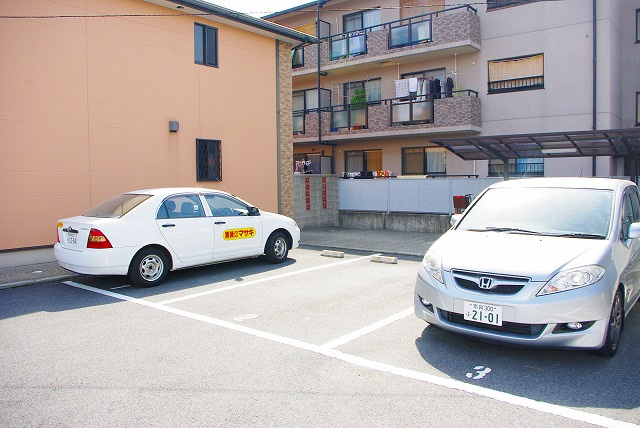 プラシード（前栽町）の駐車場|駐車場があるので、車を買う予定の方も安心です