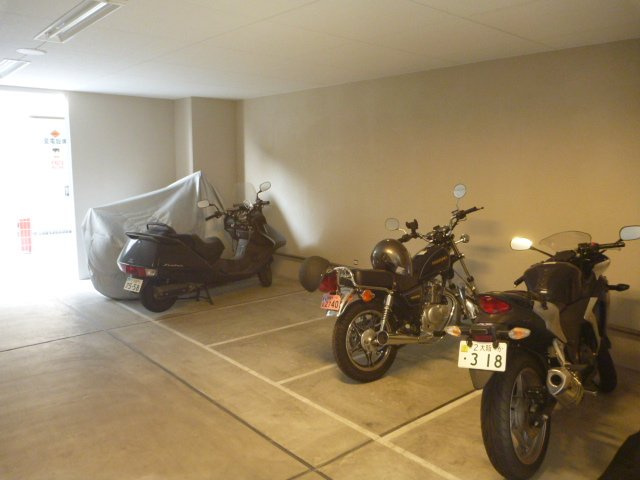 アーデンタワー本町イースト　BRAVI不動産のその他共用部分|【アーデンタワー本町イースト】バイク置場