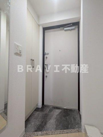 アーデンタワー本町イースト　BRAVI不動産の玄関