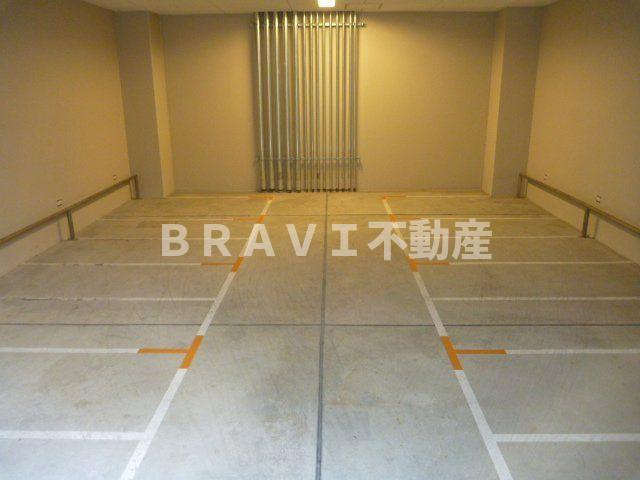 アーデンタワー本町イースト　BRAVI不動産の駐車場