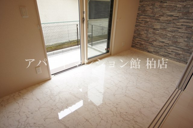 サイドガーデン南増尾A棟の居間・リビング