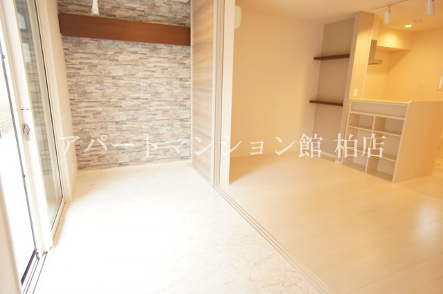 サイドガーデン南増尾A棟の居間・リビング