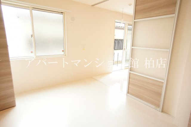 サイドガーデン南増尾A棟の居間・リビング