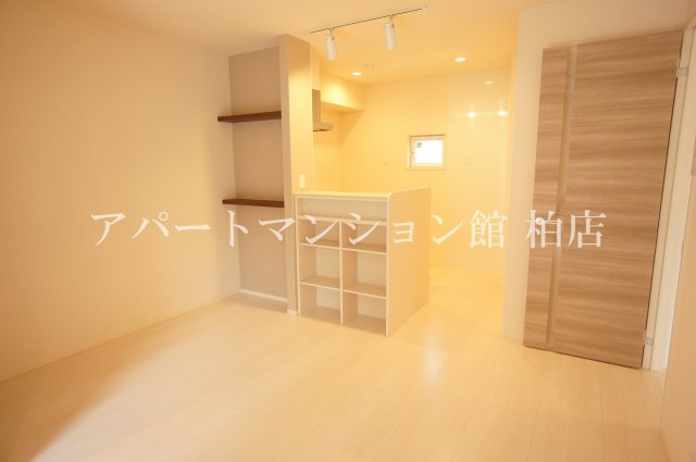 サイドガーデン南増尾A棟の居間・リビング