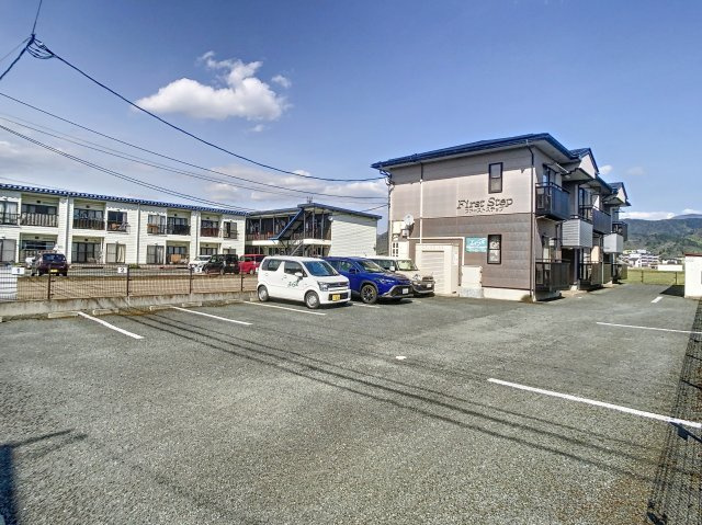 ファーストステップの駐車場