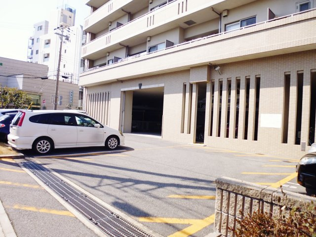 サーパス西明石駅前の駐車場