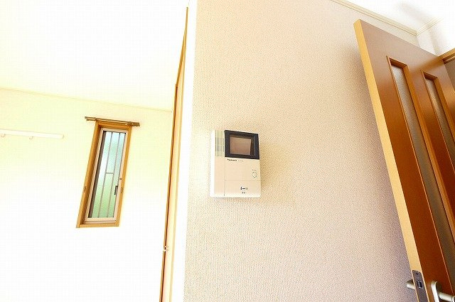 さくらハイツの設備|モニター付きインターホンがあれば外の様子がお部屋の中からわかります。