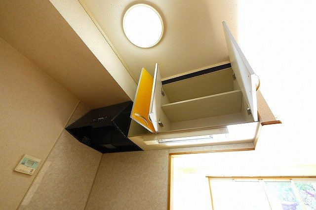 さくらハイツのキッチン|食器などの収納はこちらも利用できます。
