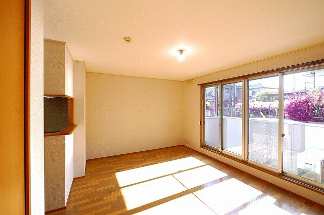 さくらハイツの洋室|テレビ、テーブル、ベッドを置いてもゆとりあるお部屋です。