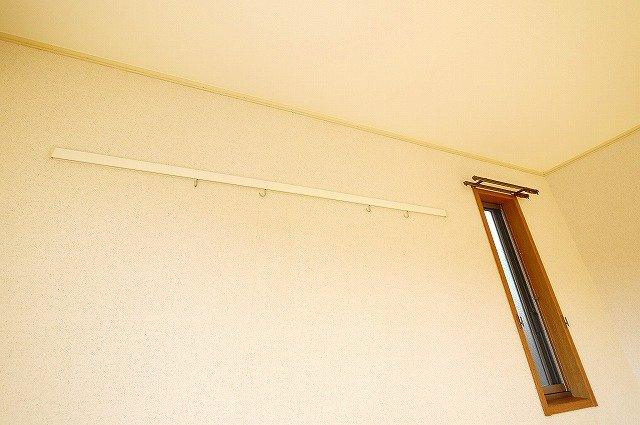 さくらハイツの設備|コートなどをかけていただくのにもご利用ください。