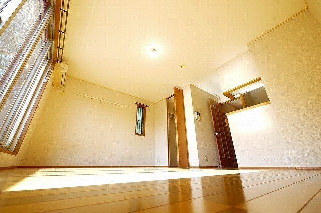 さくらハイツの居間・リビング|家具や家電の配置がしっかりできるお部屋です。