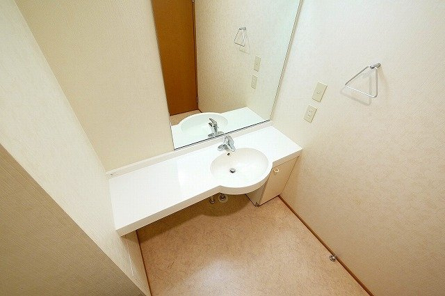 さくらハイツの洗面所|朝の身支度もしっかりできますね。