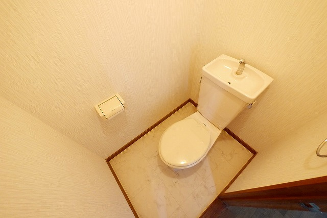 コーポならまちのトイレ|落ち着いたトイレです