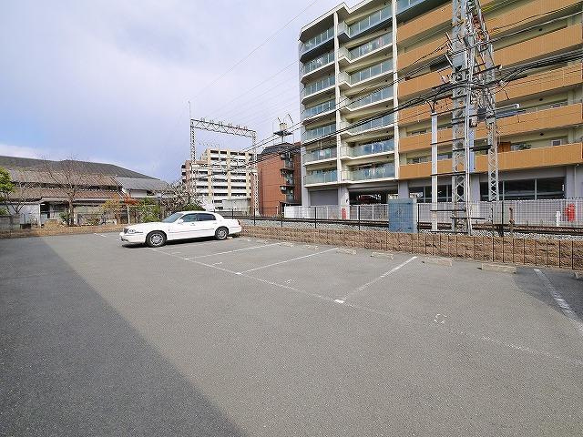 グランドゥール西大寺の駐車場|駐車スペースもあります
