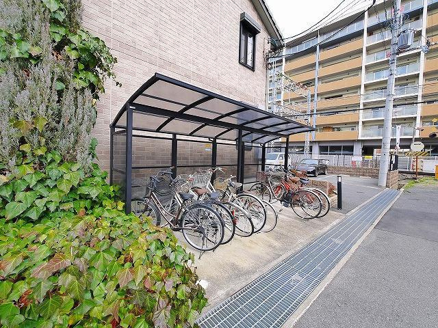 グランドゥール西大寺のその他共用部分|屋根付き駐輪場スペース完備です