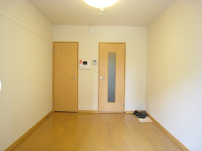 【居間・リビング】 | カルナック | 左の扉は収納です。