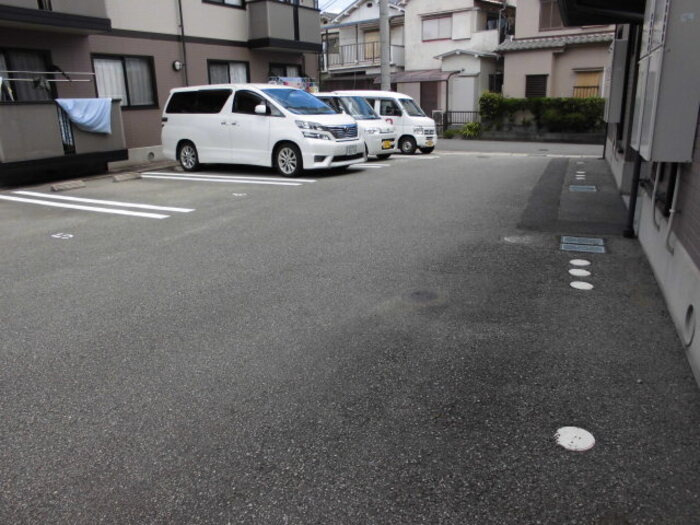 カーサフィオーレB棟の駐車場