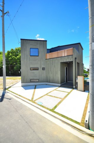 岸和田市　新築一戸建　モデルハウス仕様の前面道路含む現地写真|前面道路ひろびろ約6.7ｍ！