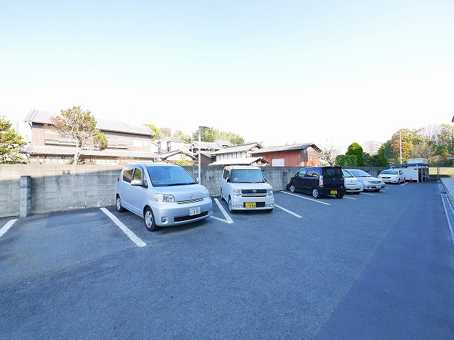 サンパレス大神の駐車場