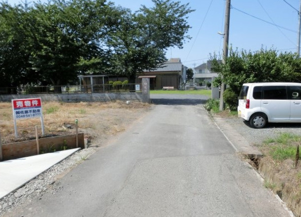 鴻巣市三ツ木の売地の前面道路含む現地写真